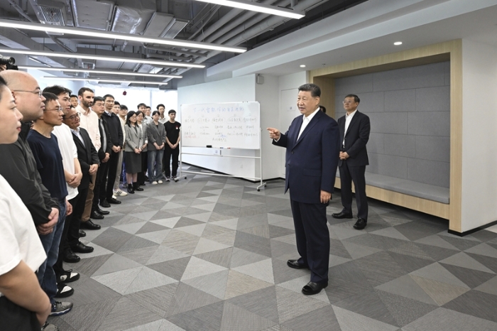 习近平在上海考察时强调 加快建成具有全球影响力的科技创新高地