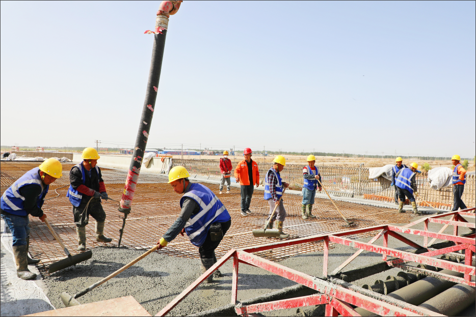 阿阿高速:“五一”鏖战筑通途 阿阿高速:“五一”鏖战筑通途