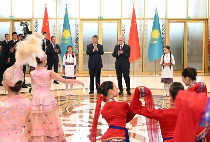 习近平抵达阿斯塔纳出席第二届中国—中亚峰会
