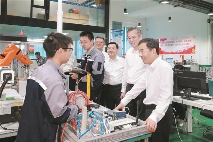 陈小江在巴州和兵团铁门关市调研 持续发挥优势释放潜力 紧贴民生推动高质量发展 何忠友参加有关调研