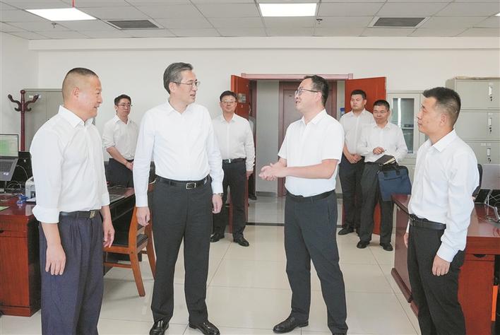 何忠友在兵团商务局兵团工信局调研时强调 坚持目标导向创新实施路径强化基础支撑 科学谋划“十五五”时期兵团经济社会发展