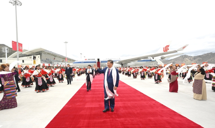 习近平率中央代表团抵达拉萨出席西藏自治区成立60周年庆祝活动