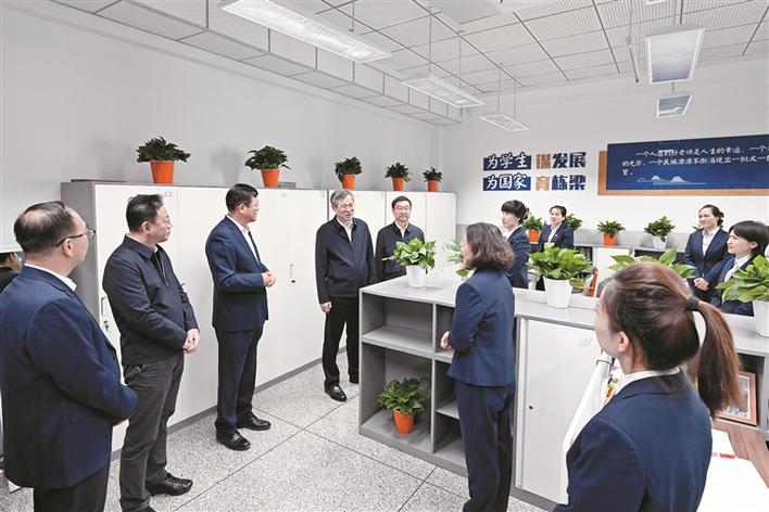 何忠友薛斌深入调研基础教育高质量发展工作 努力办好人民满意的教育 更加有力支撑服务兵团事业发展 在第41个教师节到来之际向兵团广大教师和教育工作者致以节日问候