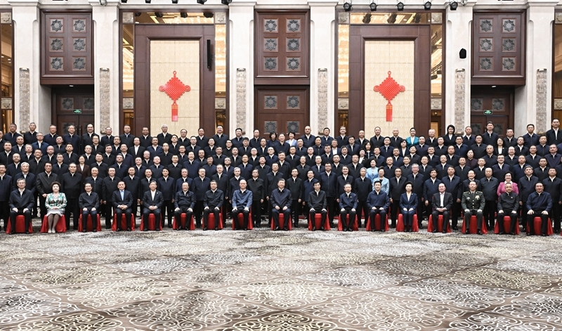 习近平接见新疆各族各界代表