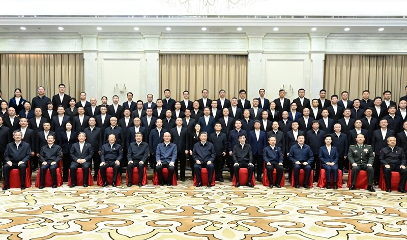 习近平接见新疆各族各界代表