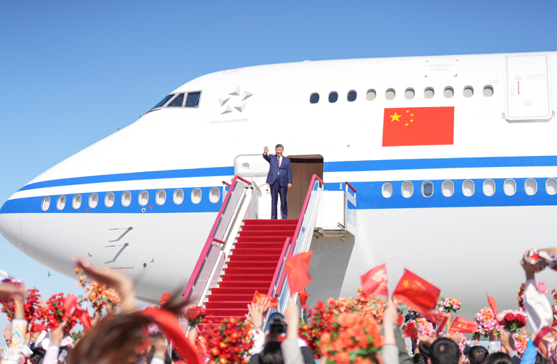 习近平在出席新疆维吾尔自治区成立70周年庆祝活动后返回北京