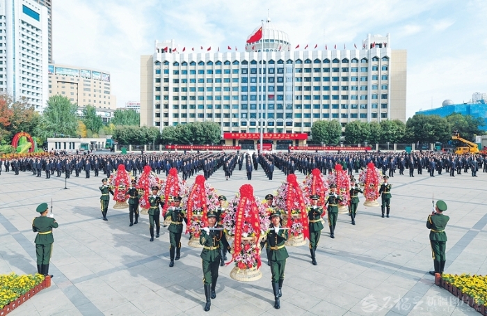 新疆各族各界向人民英雄敬献花篮 陈小江艾尔肯·吐尼亚孜祖木热提·吾布力努尔兰·阿不都满金何忠友张柱陈明国出席