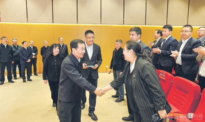 陈小江走访调研部分中央媒体驻疆机构和自治区主要新闻单位，看望慰问新闻工作者 充分发挥主力军主渠道主阵地作用 为建设社会主义现代化新疆凝心聚力 何忠友参加活动