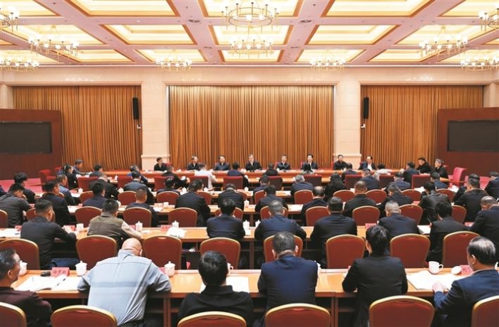 何忠友在兵团促进民营经济高质量发展工作会议上强调 推动兵团民营经济健康发展高质量发展 为建设社会主义现代化兵团作出更大贡献 刘见明主持 李震国出席