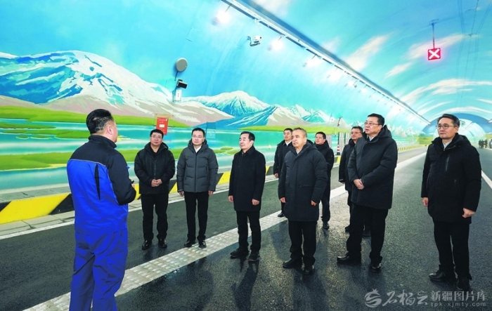 陈小江艾尔肯·吐尼亚孜在乌尉高速公路开通之际赴现场调研并慰问项目建设者 努力打造幸福路致富路同心路 为新疆经济社会发展和民生改善发挥更大作用 张柱参加调研慰问