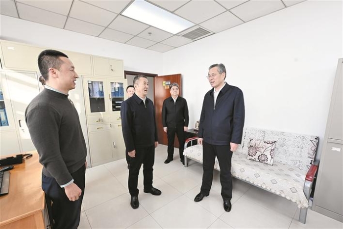 何忠友在兵团教育局调研座谈时强调 加快推动教育事业高质量发展 有力支撑社会主义现代化兵团建设